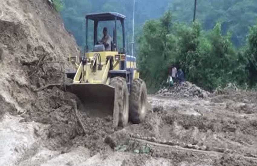 पुष्पलाल मध्यपहाडी लोकमार्गको हैवार भीरमा पहिरो, सडक अवरुद्ध 1 पुष्पलाल मध्यपहाडी लोकमार्गको हैवार भीरमा पहिरो, सडक अवरुद्ध