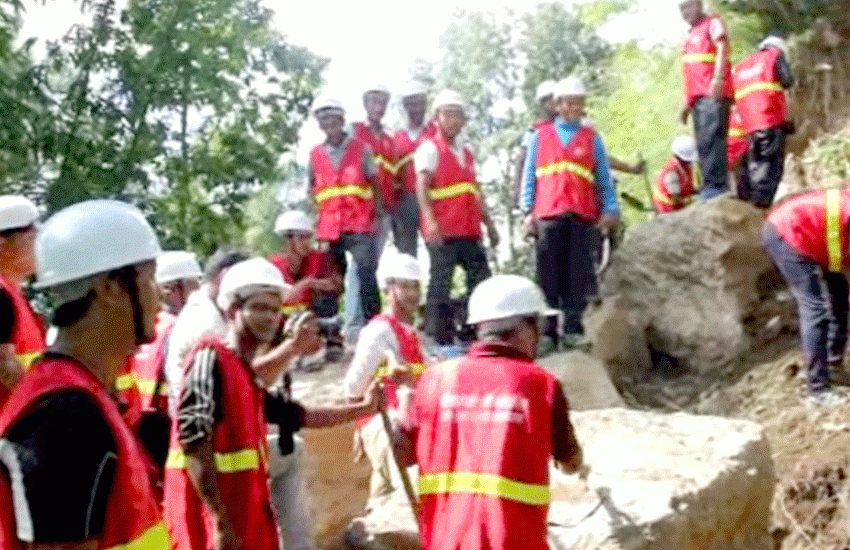 पहिरो हटाउन एमालेका स्वयंसेवक परिचालन 1 पहिरो हटाउन एमालेका स्वयंसेवक परिचालन