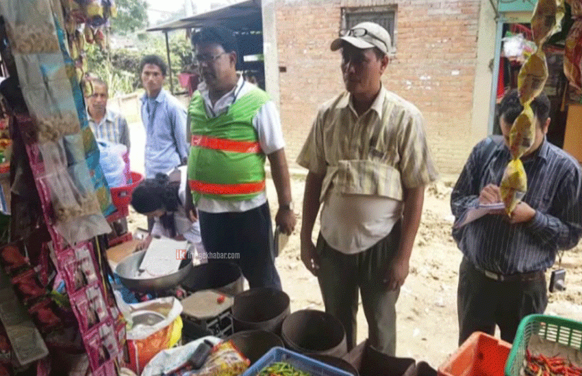 भक्तपुरमा बजार अनुगमन, म्याद नाघेका सामग्री नस्ट 1 भक्तपुरमा बजार अनुगमन, म्याद नाघेका सामग्री नस्ट