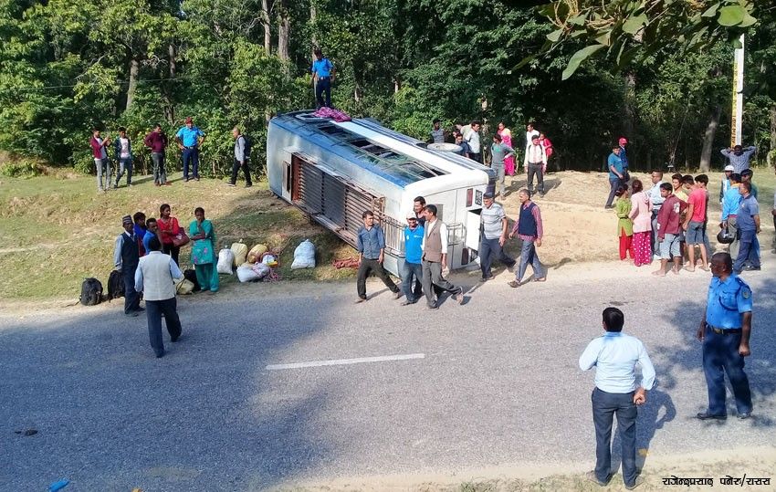 बस पल्टिँदा २२ यात्री घाइते 1 बस पल्टिँदा २२ यात्री घाइते