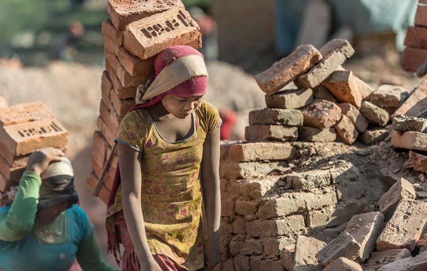 इँटा मजदूरले एकै सिजनमा रु पाँच लाखसम्म कमाउँछन् 1 इँटा मजदूरले एकै सिजनमा रु पाँच लाखसम्म कमाउँछन्
