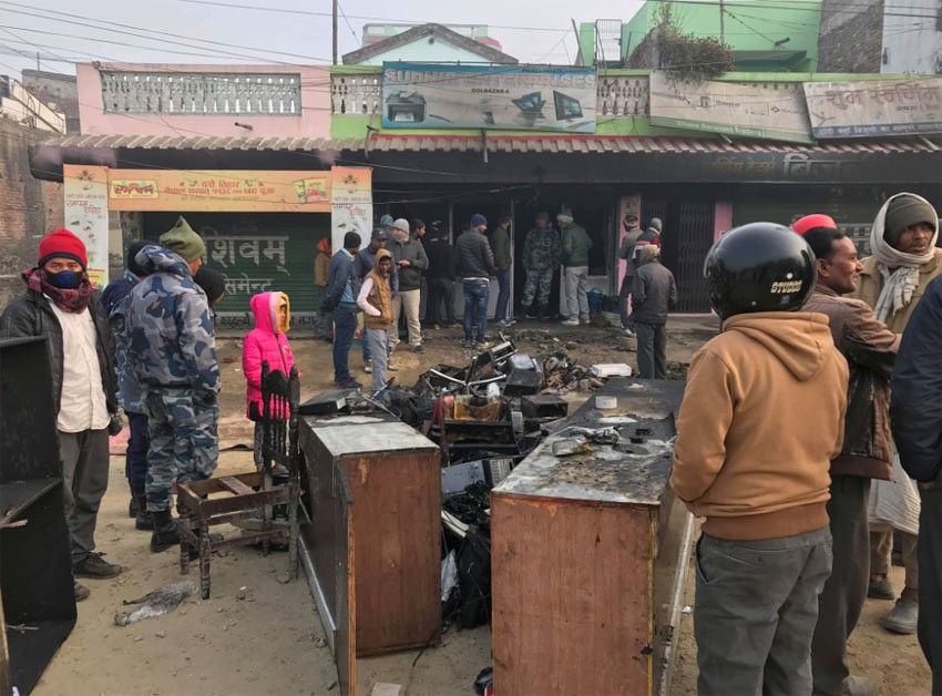 सिरहामा कम्प्युटर पसलमा आगोलागी हुँदा एक करोड बढीको क्षति 1 सिरहामा कम्प्युटर पसलमा आगोलागी हुँदा एक करोड बढीको क्षति