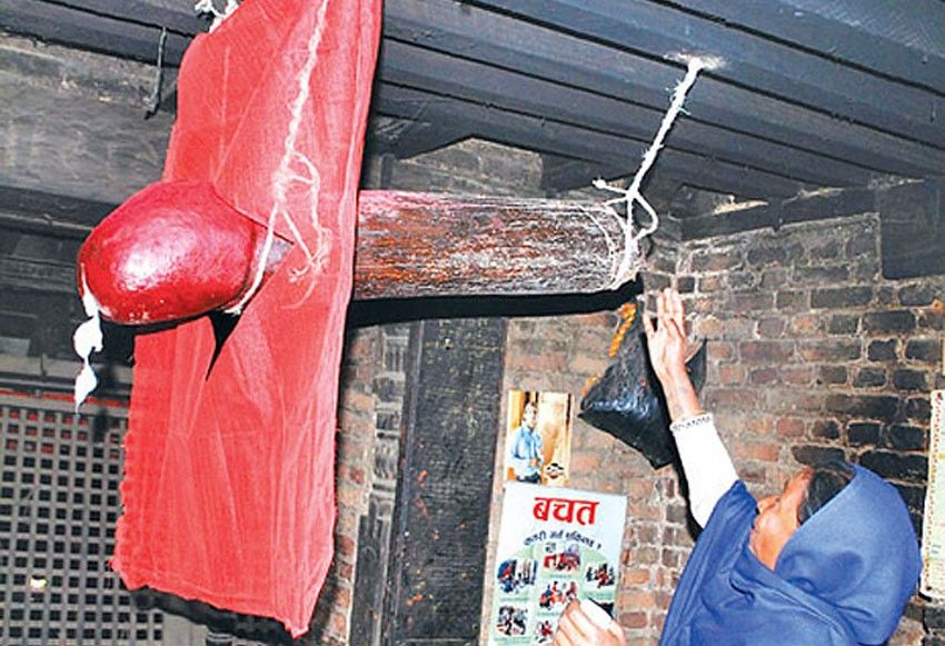 फागुको बेग्लै चलनः जहाँ काठको लिङ्ग बोकेर टोल र मन्दिर घुमाइन्छ 1 फागुको बेग्लै चलनः जहाँ काठको लिङ्ग बोकेर टोल र मन्दिर घुमाइन्छ