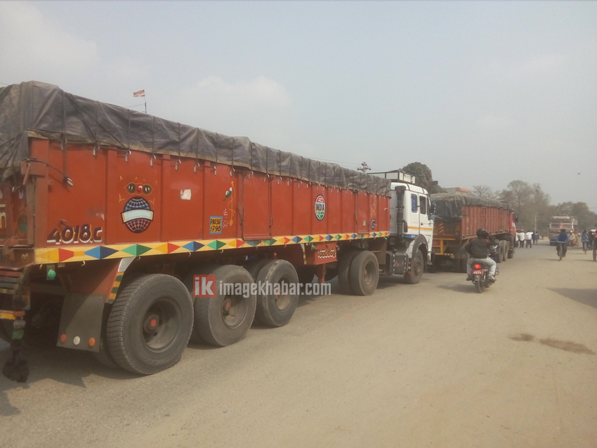 भारतीय मालवाहक गाडीमा ओभरलोड नियन्त्रण भएन, राजश्वमासमेत ठगी 1 भारतीय मालवाहक गाडीमा ओभरलोड नियन्त्रण भएन, राजश्वमासमेत ठगी