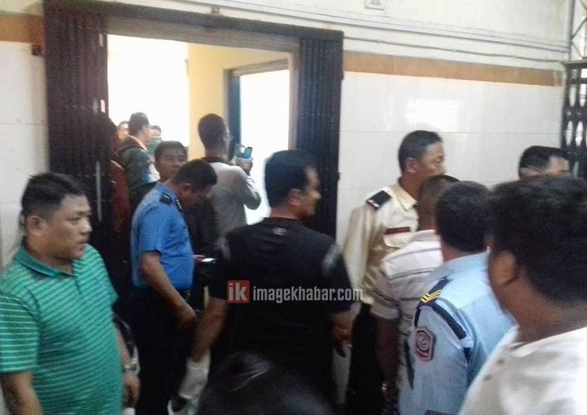 सनराइज बैंकको धरानस्थित शाखाबाट ५ लाख रुपैयाँ चोरी 2 सनराइज बैंकको धरानस्थित शाखाबाट ५ लाख रुपैयाँ चोरी