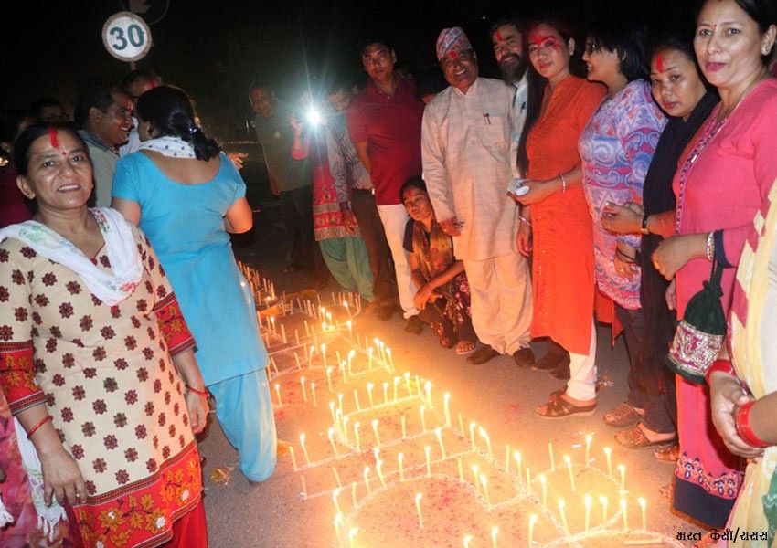 पार्टी एकीकरण भएको खुसियालीमा दीपावली 1 पार्टी एकीकरण भएको खुसियालीमा दीपावली