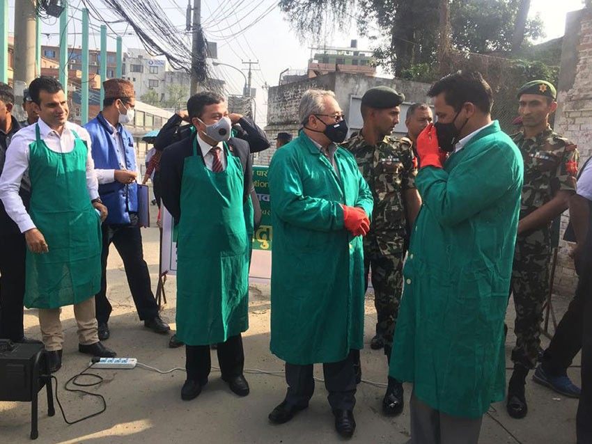 Minister duo inspects vehicular pollution 1 Minister duo inspects vehicular pollution