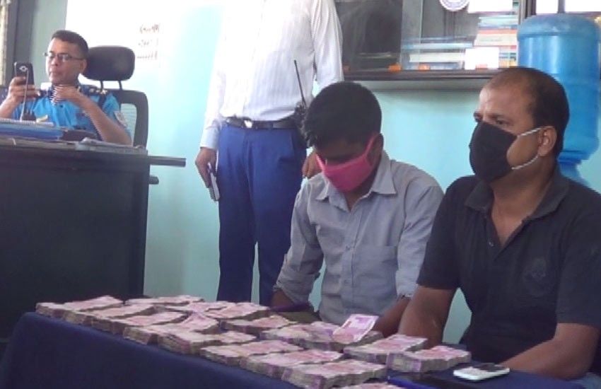 वीरगन्जमा ३१ लाख ८ हजार भारतीय रुपैयाँसहित दुई जना पक्राउ 1 वीरगन्जमा ३१ लाख ८ हजार भारतीय रुपैयाँसहित दुई जना पक्राउ