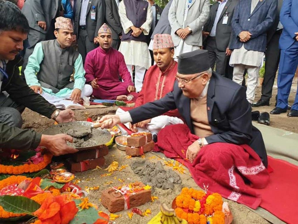 पूजापाठ गर्दै प्रधानमन्त्री ओलीले गरे संसद् भवनको शिलान्यास 1 पूजापाठ गर्दै प्रधानमन्त्री ओलीले गरे संसद् भवनको शिलान्यास