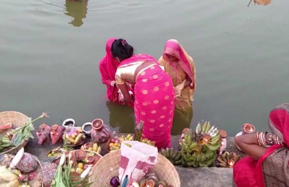 छठ पर्वको मुख्य दिन आज सूर्यलाई अघ्र्य दिइँदै, राष्ट्रपति र प्रधानमन्त्रीले दिए शुभकामना 1 छठ पर्वको मुख्य दिन आज सूर्यलाई अघ्र्य दिइँदै, राष्ट्रपति र प्रधानमन्त्रीले दिए शुभकामना
