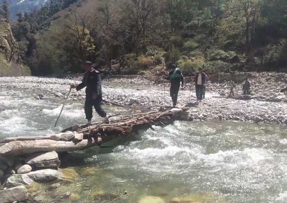 झोलुङ्गे पुल नहुँदा सास्ती : ज्यानको बाजी राखेर यात्रा (हेरौं भिडियो) 1 झोलुङ्गे पुल नहुँदा सास्ती : ज्यानको बाजी राखेर यात्रा (हेरौं भिडियो)