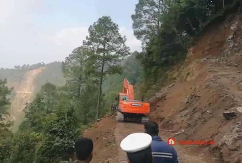 सन्धिखर्क–गोरुसीङ्गे सडकखण्ड बन्द हुने 1 road, Sandhikharka, CDO-Bikram thapa