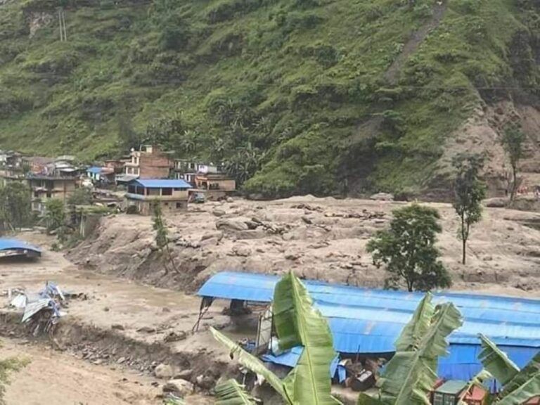 सिन्धुपाल्चोक बाह्रबिसे जम्बु पहिरो विनाश (तस्वीरमा) 2 सिन्धुपाल्चोक बाह्रबिसे जम्बु पहिरो विनाश (तस्वीरमा)