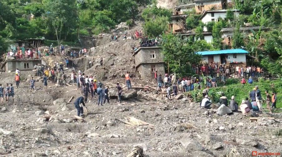 बझाङमा पहिरोपीडितको बिचल्ली, गाउँ नै जोखिममा, चारैतिर खोला, भाग्ने बाटोसमेत छैन 1 बझाङमा पहिरोपीडितको बिचल्ली, गाउँ नै जोखिममा, चारैतिर खोला, भाग्ने बाटोसमेत छैन
