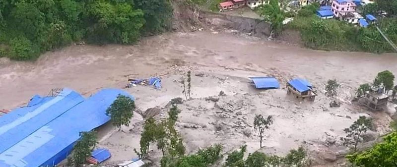 सिन्धुपाल्चोक बाढीः सभामुख सापकोटासहितको टोली हेलिकप्टरमार्फत उद्धारका लागि जाने 1 सिन्धुपाल्चोक बाढीः सभामुख सापकोटासहितको टोली हेलिकप्टरमार्फत उद्धारका लागि जाने