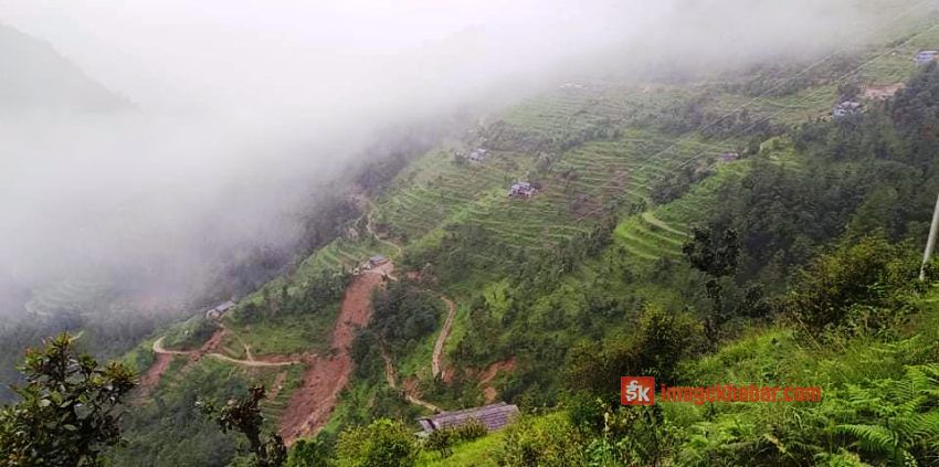 पहिरोका कारण बागलुङका २५ बढी घर जोखिममा 1 पहिरोका कारण बागलुङका २५ बढी घर जोखिममा