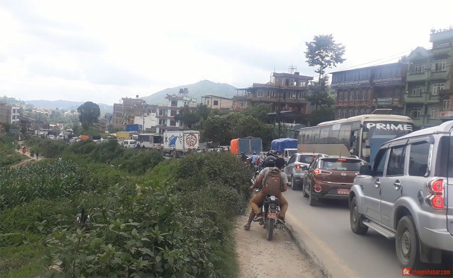 काठमाडौं भित्रने भक्तपुरको नाकामा लामो जाम 1 Kathmandu Bhaktapur Kavre