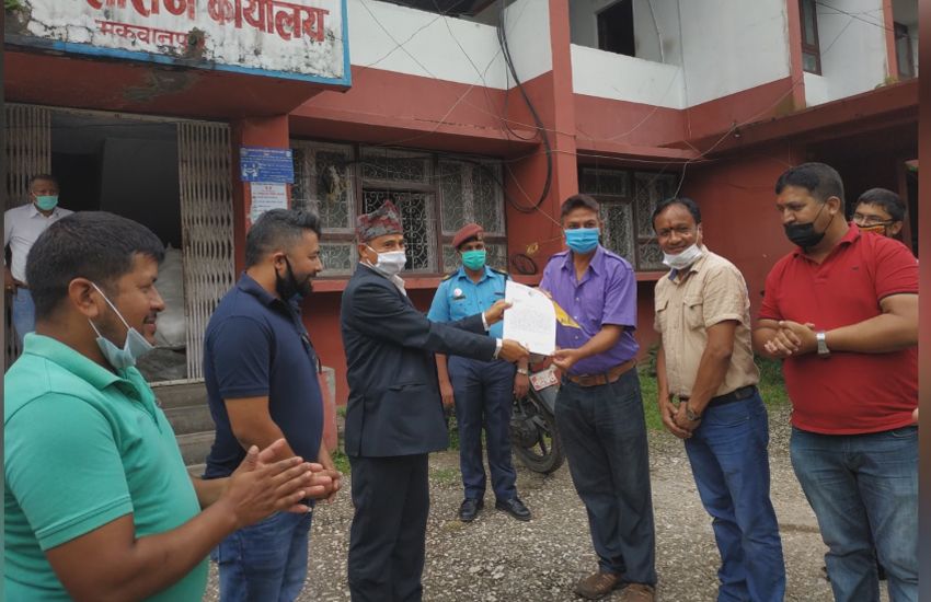 मकवानपुर वाणिज्य संघले बुझायो अर्थमन्त्रीलाई ज्ञापनपत्र 1 मकवानपुर वाणिज्य संघले बुझायो अर्थमन्त्रीलाई ज्ञापनपत्र