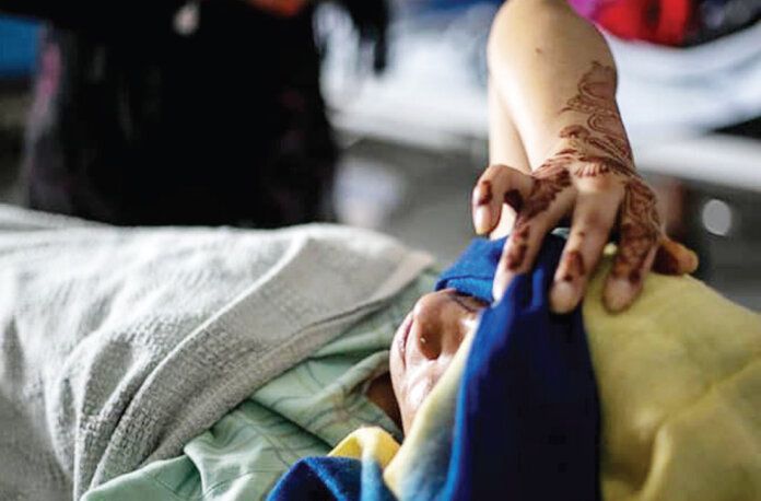 पवित्रामाथि एसिडको वज्रपातः भन्छिन्– मलाई त सन्चो होला नि ? 1 पवित्रामाथि एसिडको वज्रपातः भन्छिन्– मलाई त सन्चो होला नि ?