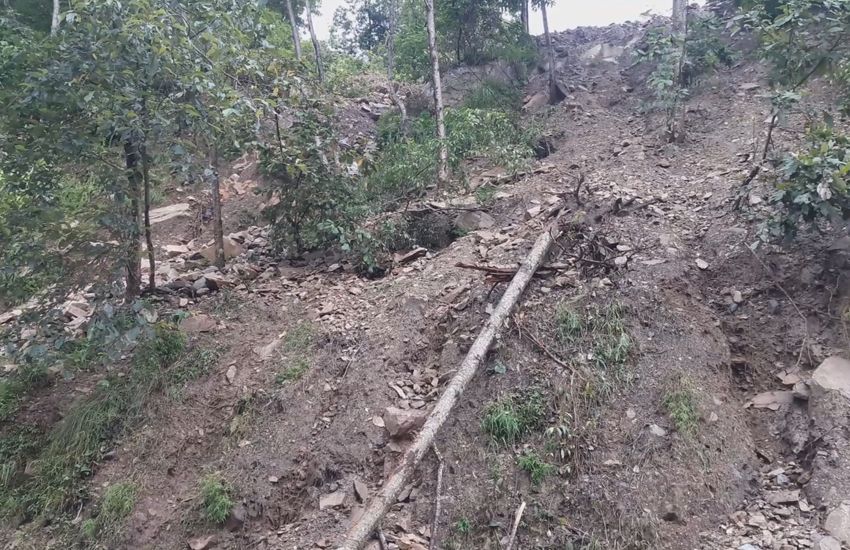 लमजुङमा पहिरोेका कारण बेंसीसहर-चामे सडक अवरुद्ध 1 लमजुङमा पहिरोेका कारण बेंसीसहर-चामे सडक अवरुद्ध
