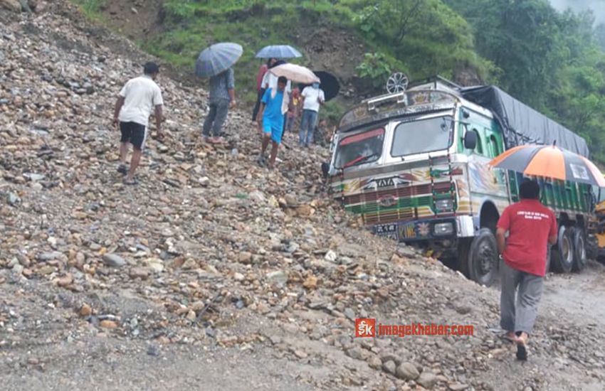 पहिरो गएपछि म्याग्दी र मुस्ताङ जोड्ने सडक अवरुद्ध 1 पहिरो गएपछि म्याग्दी र मुस्ताङ जोड्ने सडक अवरुद्ध