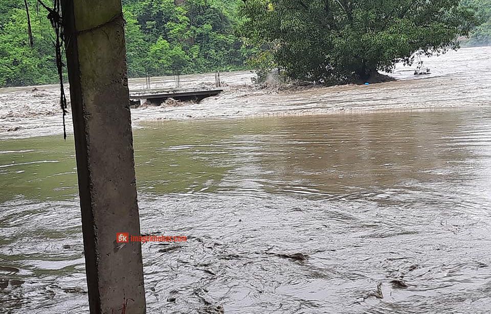 विश्वकै ठूलो शालिग्राम डुवानमा, कालीगण्डकीमा पानीको सतह २७ वर्ष यताकै उच्च 1 विश्वकै ठूलो शालिग्राम डुवानमा, कालीगण्डकीमा पानीको सतह २७ वर्ष यताकै उच्च