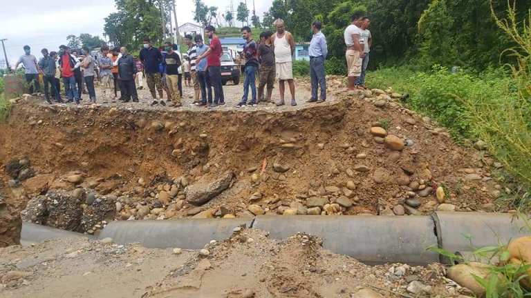 बाढीले डाइभर्सन बगायो, पूर्वपश्चिम राजमार्ग अवरुद्ध 1 बाढीले डाइभर्सन बगायो, पूर्वपश्चिम राजमार्ग अवरुद्ध