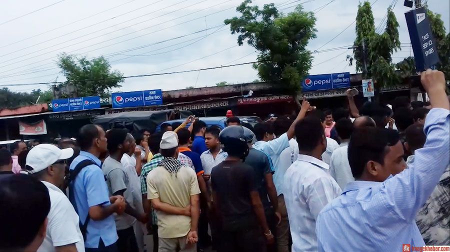 प्रहरीलाई काम गर्न सकस, नारा–जुलुस र भिडको दबाब 1 kanchanpur Nirmala panta
