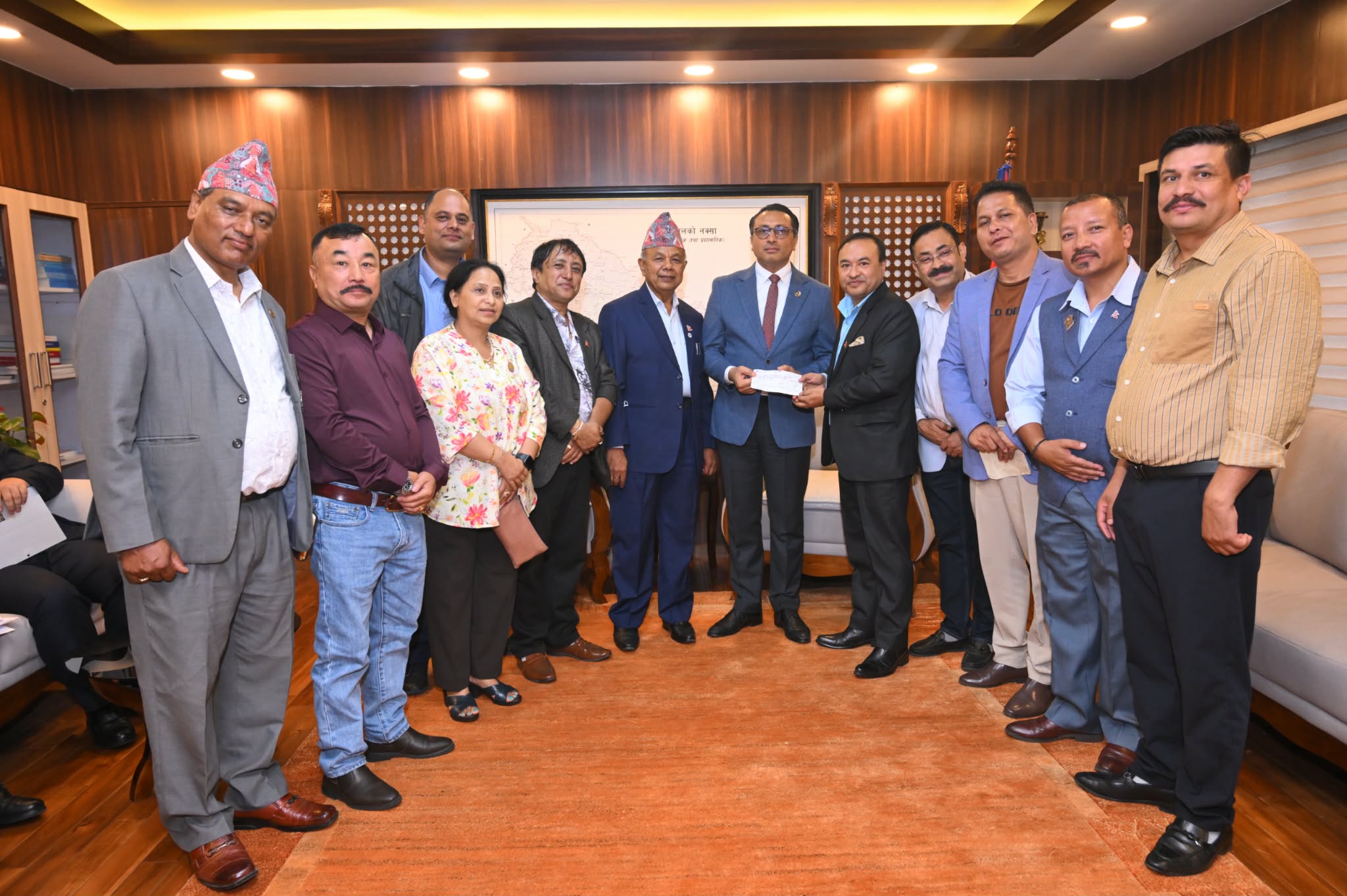 प्रधानमन्त्री दैवी प्रकोप उद्धार कोषमा सुनचाँदी व्यवसायी महासंघद्वारा १ करोड ११ लाख सहयोग